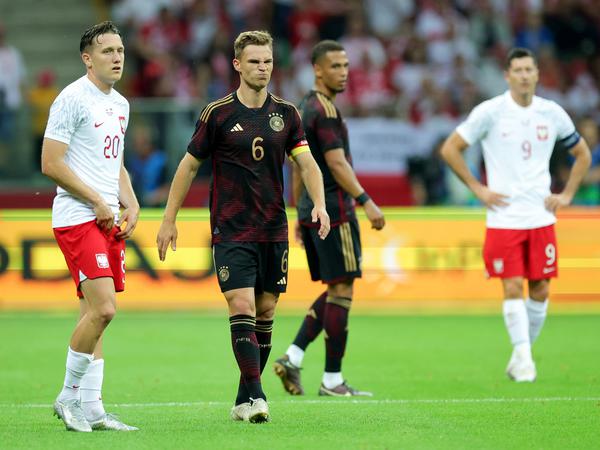 Deutschlands Kimmich und Kehrer umgeben von den polnischen Gegenspielern Zielinski und Lewandowski.