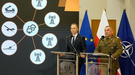 Der stellvertretende polnische Verteidigungsminister Cezary Tomczyk (l.) und General Wieslaw Kukula sprechen bei der Vorstellung des Nationalen Verteidigungs- und Abschreckungsplans „Schutzschild Ost“ in Warschau.