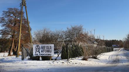Ein Plakat mit der Aufschrift „Nein zum Atom“ hängt im polnischen Dorf Slajszewo.