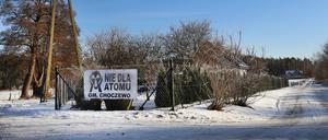Ein Plakat mit der Aufschrift „Nein zum Atom“ hängt im polnischen Dorf Slajszewo.