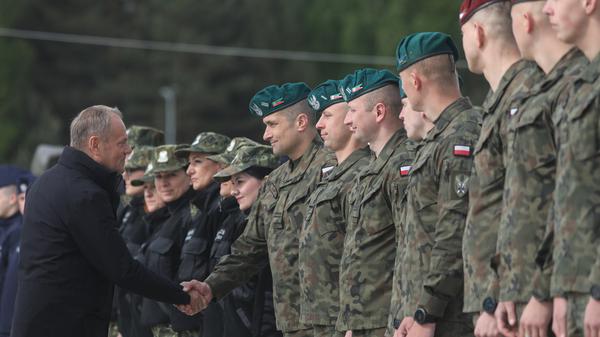 Donald Tusk, Ministerpräsident von Polen, spricht mit Soldaten der polnischen Armee, des Grenzschutzes und der Polizei in Podlasie. 