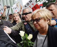 Malgorzata Gersdorf, Oberste Richterin in Polen, geht weiter zur Arbeit. Tausende protestieren gegen die Regierung.