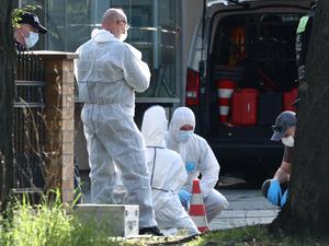 Gerichtsmediziner sichern Beweise, nachdem ein Mann in Berlin am 6. Mai 2024 erschossen worden sein soll.