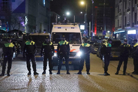Polizei blockierte die Straße vor dem türkischen Konsulat in Rotterdam, wo sich Demonstranten versammelten.