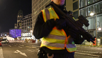 Die Polizei evakuierte am späten Sonnabend wegen Terroralarm den Weihnachtsmarkt am Breitscheidplatz.