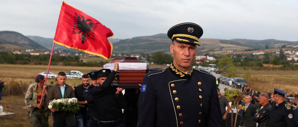 Polizisten tragen den Sarg eines Kollegen, der am Sonntag bei einer Schießerei im Kosovo getöteten wurde.