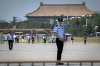 Kontrolle zum Jahrestag: Polizisten auf dem Platz des Himmlischen Friedens in Peking
