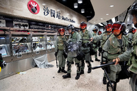 Polizei rückt in die Haltestelle Sha Tin in Hong Kong ein.