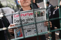Eine türkische Flagge vor dem Hauptsitz der Zeitung Cumhuriyet in Istanbul.