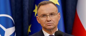 Polens Präsident Andrzej Duda begnadigt zwei inhaftierte Politiker.