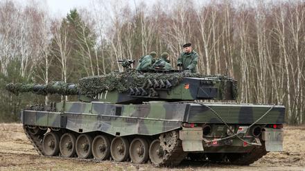 Polnische Experten weisen ukrainische Soldaten in die Bedienung eines Leopard 2 ein. 