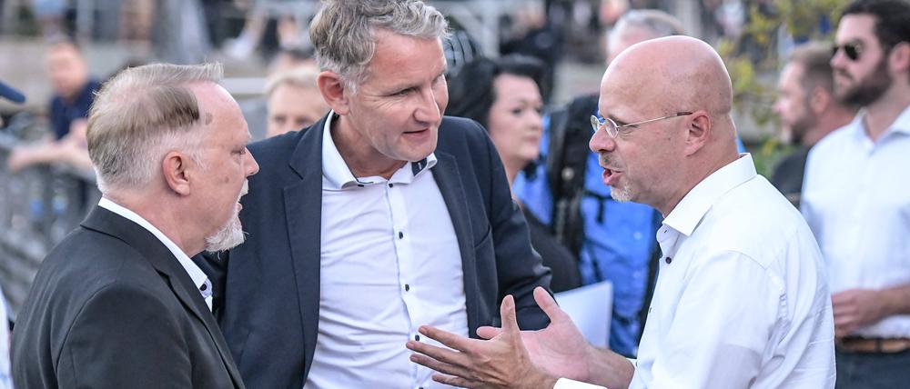 Der Osten driftet nach rechts: Die AfD-Politiker Roman Kuffert, Björn Höcke und der ehemalige AfD-Funktionär Andreas Kalbitz (v.l.) bei einer Kundgebung der AfD auf dem Schlossplatz in Oranienburg. 