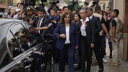 Dina Boluarte, Übergangspräsidentin von Peru, geht zu ihrem Auto, nachdem sie mit der Presse gesprochen hat, als sie ihr Haus verlässt. 