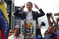 Menschen hören Venezuelas selbst ernanntem Interimspräsidenten Juan Guaido in Caracas während einer Kundgebung zu.