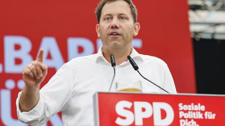 Lars Klingbeil, Bundesvorsitzender der SPD, spricht beim Politischen Frühschoppen auf einem der größten und ältesten Volksfeste Niederbayerns. 