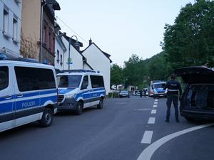 Einsatzfahrzeuge der Polizei stehen im Ortsteil Kövenig. Die Polizei hat nach Hinweisen auf möglicherweise verbotene Musik eine private Feier in dem rheinland-pfälzische Moselort Kröv beendet. 
