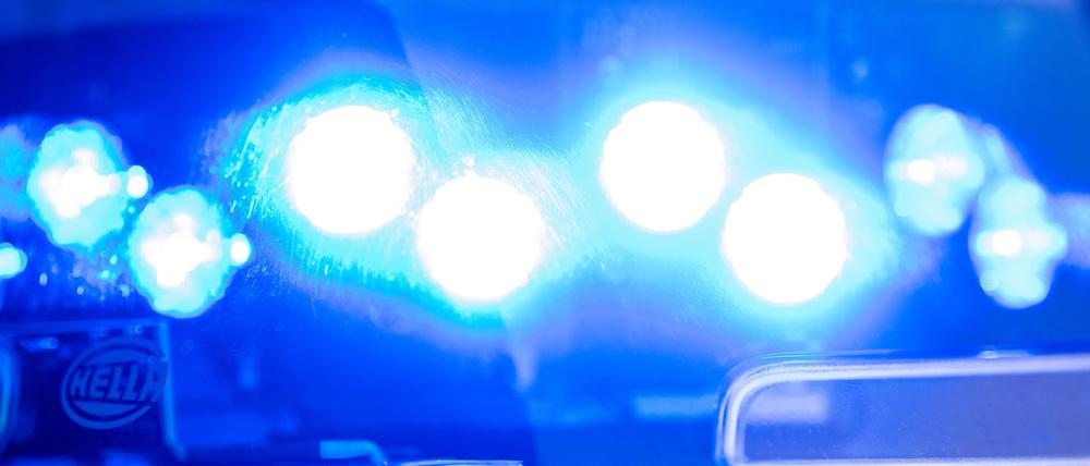 Ein Blaulicht leuchtet an einer Polizeistreife.