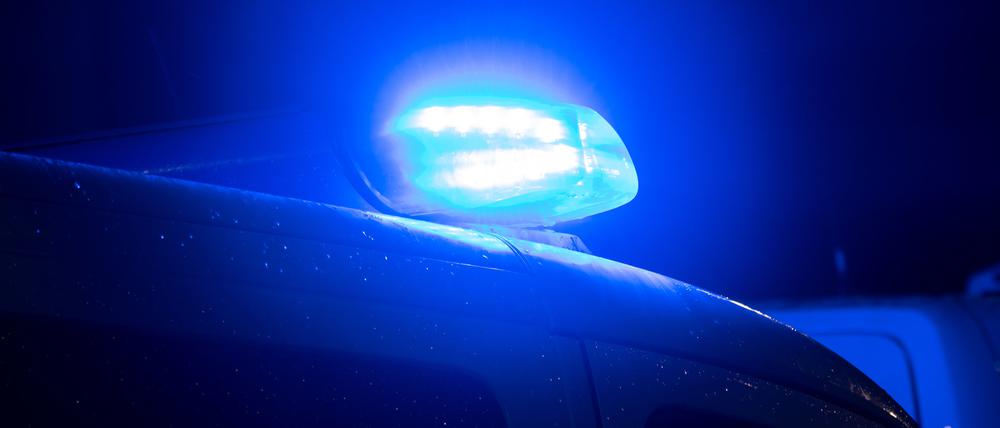 Blaulicht leuchtet auf dem Dach eines Polizeiwagens. (Symbol)