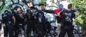 Polizeibeamte kontrollieren im Görlitzer Park mutmaßliche Drogendealer.