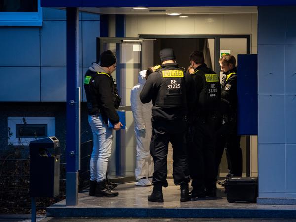 Einsatzkräfte der Polizei stehen an einer Haustür in Berlin-Lichtenberg. Eine 52-jährige Frau war in dem Haus tot in ihrer Wohnung aufgefunden worden. Die Polizei ermittelt wegen des Verdachts auf ein Tötungsdelikt, wie ein Sprecher mitteilte. Ersten Erkenntnissen zufolge soll ein 34-jähriger Mann in der Nacht die Frau und einen noch unbekannten Mann in einem Mehrfamilienhaus angegriffen haben.