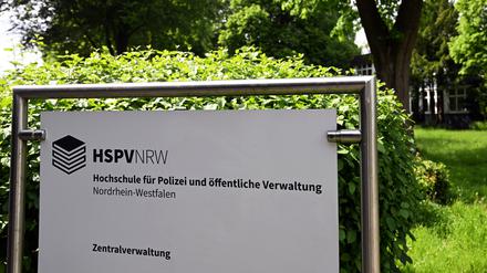 Ein Schild weist auf die Zentralverwaltung der Hochschule für Polizei und öffentliche Verwaltung Nordrhein-Westfalen hin. 