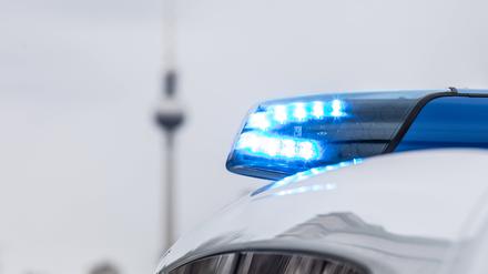  Ein Streifenwagen der Berliner Polizei mit Blaulicht im Einsatz an der Frankfurter Allee.
