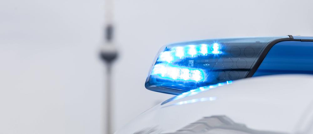 Ein Streifenwagen der Berliner Polizei mit Blaulicht im Einsatz.