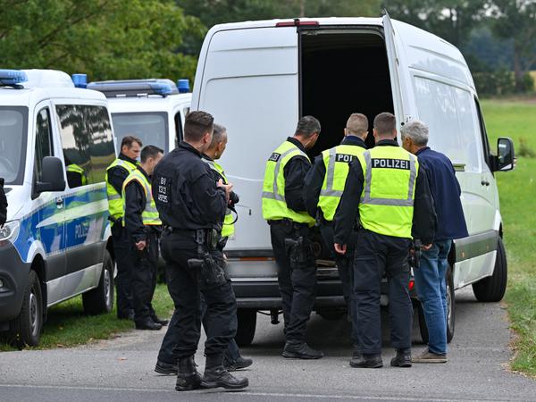 Polizeibeamte überprüfen an der deutsch-polnischen Grenze in Brandenburg einen Kleintransporter. Sie sollen gegen Schleuser vorgehen. 