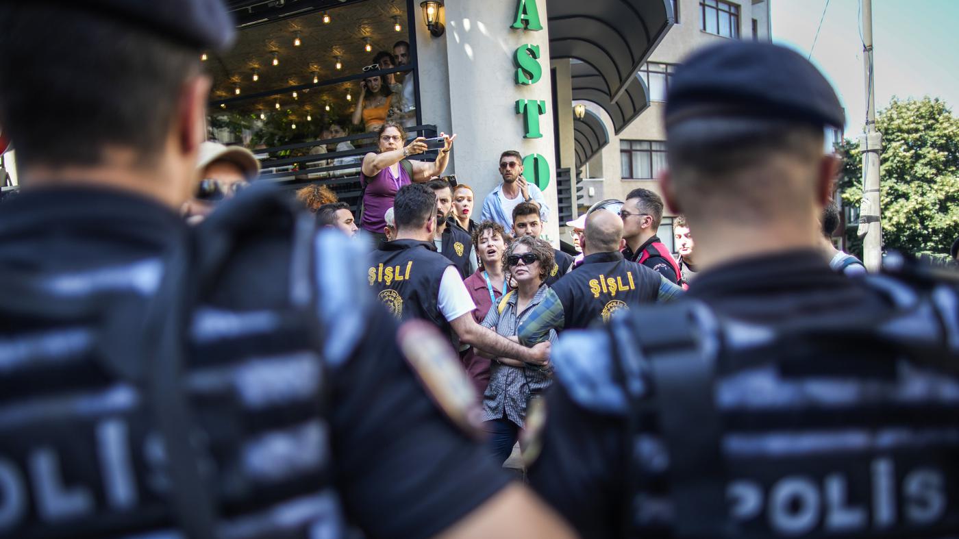 La polizia turca interviene contro i partecipanti al Pride di Istanbul