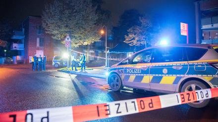 Absperrband der Polizei umgibt den Ort, an dem die Polizei in Köln auf einen 16-Jährigen geschossen hat. Die Staatsanwaltschaft gab nun neue Details zum Vorfall bekannt. 