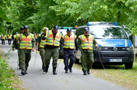 Ein Polizist schaut am Mittwoch bei einem Waldstück in Wilhelmsdorf bei Stendal (Sachsen-Anhalt) in eine Betongrube. Im Fall der vermissten Inga aus Schönebeck durchsucht die Polizei erneut ein Waldstück.