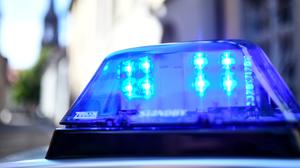 ARCHIV - 30.07.2018, Baden-Württemberg, Freiburg: Ein Polizeiauto mit blinkendem Blaulicht steht vor einem Gebäude. (zu dpa: «Faeser: Schlag gegen Schleuserbande - Herkunft Moldau und Georgien») Foto: Patrick Seeger/dpa +++ dpa-Bildfunk +++