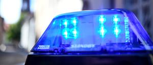 ARCHIV - 30.07.2018, Baden-Württemberg, Freiburg: Ein Polizeiauto mit blinkendem Blaulicht steht vor einem Gebäude. (zu dpa: «Faeser: Schlag gegen Schleuserbande - Herkunft Moldau und Georgien») Foto: Patrick Seeger/dpa +++ dpa-Bildfunk +++