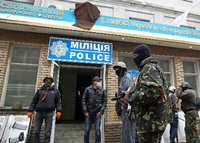 Pro-russische Bewaffnete vor der eingenommenen Polizeistation in Slawjansk.