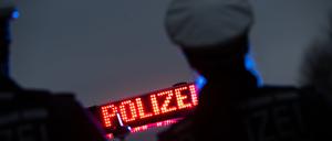 ARCHIV - 30.11.2023, Baden-Württemberg, Stuttgart: Zwei Polizisten stehen im Rahmen eines Fototermins vor einem Polizeifahrzeug (gestellte Szene). (zu dpa: «Zwei 17-Jährige wegen Freiheitsberaubung in Untersuchungshaft») Foto: Marijan Murat/dpa +++ dpa-Bildfunk +++