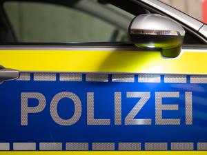 ARCHIV - 18.01.2024, Sachsen, Dresden: ·Polizei· ist auf der Tür eines Polizeiautos zu lesen. (zu dpa: «Nach Suchaktion: 58-Jähriger tot in See bei Leipzig gefunden») Foto: dpa +++ dpa-Bildfunk +++