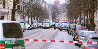 Sicherheitskräfte stehen am Mittwoch vor der International School in Leipzig. Wegen eines Notrufs ist ein Spezialeinsatzkommando der Polizei zu einer Leipziger Schule ausgerückt.
