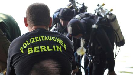Polizeitaucher bereiten sich am 08.07.2013 in Berlin am Schlachtensee auf einen Einsatz vor. 