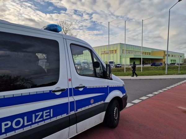Die Polizei rückte mit einem Großaufgebot in Groß Kreutz an.