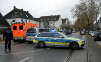 In Bochum hat ein bewaffneter Mann eine Tankstellenmitarbeiterin stundenlang in seiner Gewalt gehalten.
