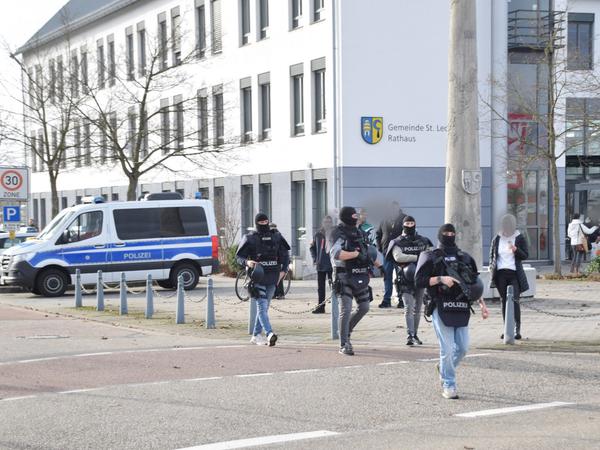 25.01.2024, Baden-Württemberg, St. Leon-Rot: Spezialeinsatzkräfte der Polizei sind an einer Schule im Einsatz.