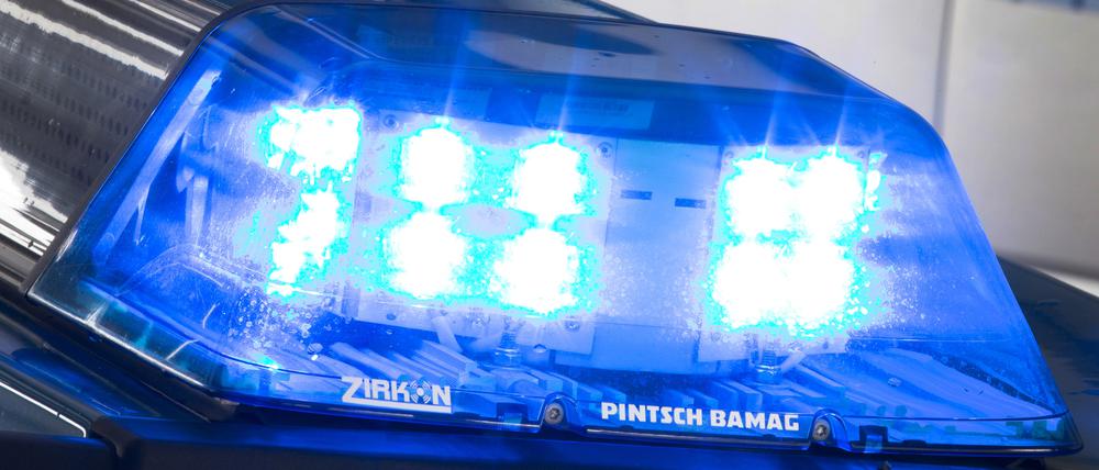 ARCHIV - 27.07.2015, NA, ---: Ein Blaulicht leuchtet während eines Einsatzes auf dem Dach eines Polizeiwagens.  (zu dpa: «37-Jähriger in Duisburg niedergeschossen») Foto: Friso Gentsch/dpa +++ dpa-Bildfunk +++