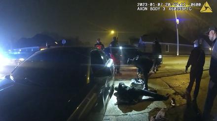 Das von der Stadt Memphis veröffentlichte Videobild zeigt, wie Tyre Nichols nach einem brutalen Angriff durch fünf Polizeibeamte von Sanitätern behandelt wird. 