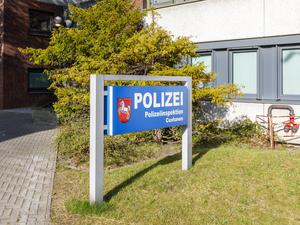 Die Polizei im Landkreis Cuxhaven nahm am Dienstag zehn Personalien von Jugendlichen auf, die rassistische Parolen gesungen haben.