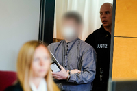 Der Hauptangeklagte (r) im Prozess zu den Polizistenmorden in Kusel sitzt neben seinem Anwalt Leonhard Kaiser im Verhandlungssaal des Landgerichts Kaiserslautern.