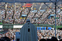 Der Papst hält eine Messe im Baseball Stadion von Nagasaki.