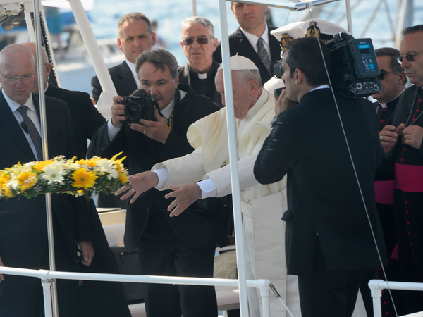 Seine erste Reise als Papst unternahm Franziskus im Juli 2013 nach Lampedusa. Die im Meer zu Tode gekommenen Flüchtlinge ehrte er mit einem Blumenkranz. Wenige Wochen später, am 3. Oktober, starben vor der Insel Hunderte.