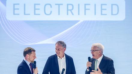 Mitte Mai in Leipzig: Die Ministerpräsidenten Michael Kretschmer (links, CDU), Winfried Kretschmann (rechts, Grüne) und Porsche-Chef Oliver Blume werben für die  Elektromobilität. 