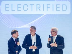 Mitte Mai in Leipzig: Die Ministerpräsidenten Michael Kretschmer (links, CDU), Winfried Kretschmann (rechts, Grüne) und Porsche-Chef Oliver Blume werben für die  Elektromobilität. 