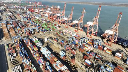 Containerterminal des Hafens Lianyungang in China. Im dritten Quartal war Chinas Wirtschaft nach offiziellen Angaben um 4,9 Prozent gewachsen. 